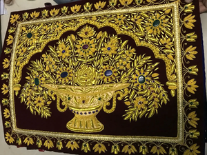 Tapis bijou de luxe fait main avec zari et pierres Tapis indien décoratif pour intérieurs à prix abordable - Product Image 3