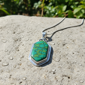 Pendentif turquoise vert plaqué argent fabriqué à la main | Collier de pierres précieuses naturelles pour femme - Product Image 4