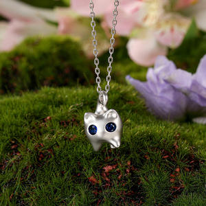 Collier pendentif Jeulia en or plaqué avec diamants et perles, motif queue de chat, lune et papillon - Product Image 3