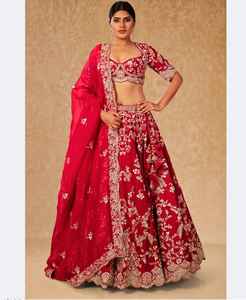 Mujer tradicional bordado a mano elegante Lehenga Choli hecho de seda - Product Image 1