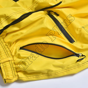 Pantalon de ski jaune imperméable tendance 2026 avec poches zippées noires, taille à cordon de serrage et coupe ample à jambe large - Product Image 4