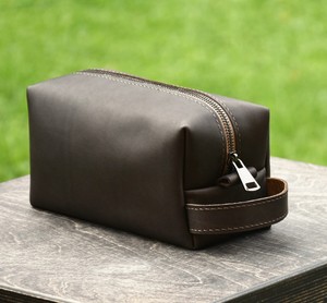 กระเป๋าเครื่องสำอางสีดำมีซิปปิดหนังควายแบบพกพาคุณภาพสูงติดโลโก้ตามสั่ง - Product Image 5