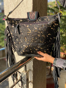 Nouvel arrivage de sac à main élégant en cuir de fourrure métallique PC pour femmes avec sac fourre-tout à franges en cuir sculpté repoussé à la main avec doublure en PU - Product Image 5