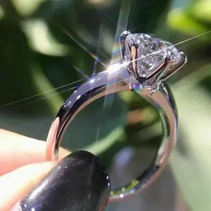 Bague de fiançailles en argent 925 avec diamant moissanite rond de 4 carats, style luxueux véritable, argent 925 - Product Image 4
