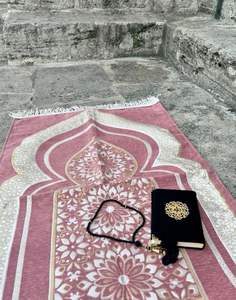 พรมปูละหมาดผ้าไหมตกแต่ง แรงบันดาลใจจากศิลปะออตโตมันคลาสสิก สีสันสดใส ลวดลายประณีต สำหรับรอมฎอน อีด และโอกาสพิเศษ - Product Image 1