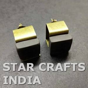 Meilleure vente Collier de pierres longues en résine à facettes fabriqué à la main en Inde dans un effet de lumière marbrée et un gros bijoux de détails en or - Product Image 2