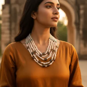 Collar de Mujer con Múltiples Capas de Piedras Preciosas Blancas y Cuarzo Ahumado, Accesorio de Moda en Capas - Product Image 1