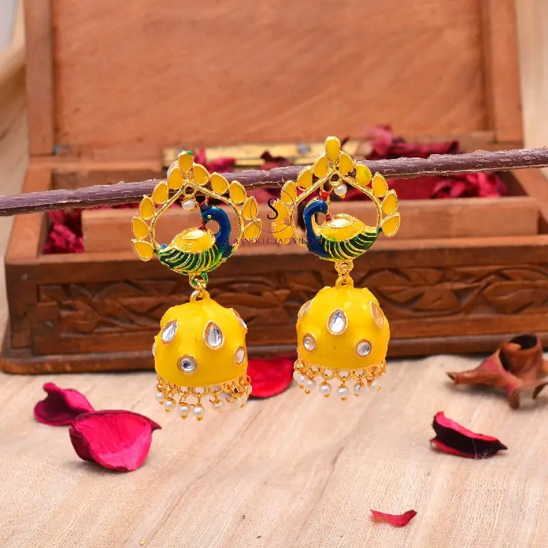 أقراط خوماكي مطلية بالذهب على شكل طاووس من Meena Jhumka Kundan تقليدية للسيدات