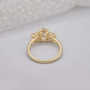 Anillo de Compromiso Ovalado de Tres Piedras Multimetálicas con Banda Pavé y Diamantes, Certificado por IGI, Hecho en Laboratorio - Product Image 4