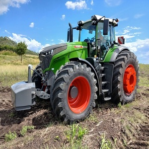 Tracteur Fendt vert avec roues rouges, grande machine agricole présentée en intérieur - Product Image 6
