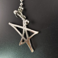 Vente en gros d'usine, porte-clés personnalisé en alliage, plaqué argent brillant, pentagramme foncé |   Club Punk, Événement Gothique & Souvenir Cadeau Alternatif