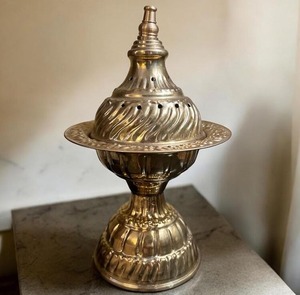 Quemador de incienso artesanal hecho a mano en material metálico perfecto para salas espirituales rincones de yoga y relajación - Product Image 2