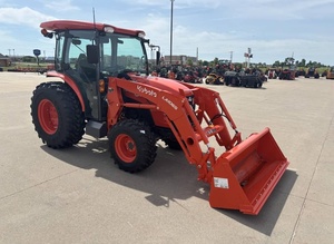 Tractor Kubota MX4900HSTC 4x4 con Transmisión por Engranajes, Cargador Frontal, Tractor Utilitario Agrícola de 50 HP - Product Image 2