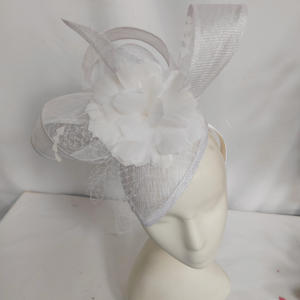 Pinza de pelo Fascinator de malla de plumas de alta calidad para damas Tea Party Church Wedding Headpiece Racing Accessories Casual Beach - Product Image 1