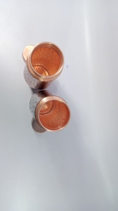 Bouteilles en cuivre axées sur la santé pour le stockage de l'eau et combinant les anciennes traditions ayurvédiques avec des designs élégants et contemporains - Product Image 6