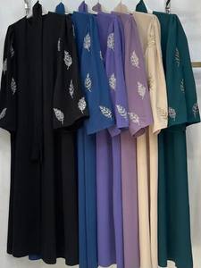 Vente en gros d'abayas traditionnelles musulmanes de prière de haute qualité, en soie multicolore luxueuse, anti-rides, à manches longues - Product Image 2