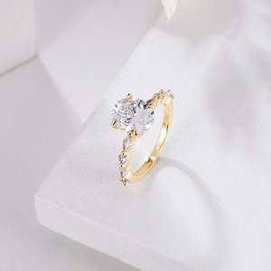 Art Deco18k Oro amarillo Oval Cut Lab Grown Diamond Solitaire Ring con piedra lateral Marquesa y corte redondo Half Eternity Wedding Band - Product Image 1