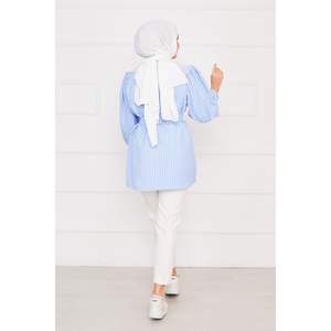 Hauts modestes bleus avec chemise hijab à col en dentelle rayée - Product Image 1