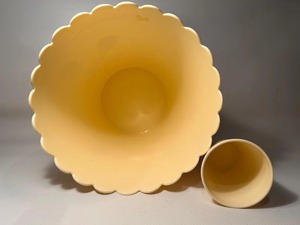 Poubelle en métal avec une belle impression numérique avec des pieds en laiton. - Product Image 2