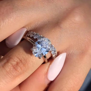 Anillo de compromiso de diamante de corte radiante cultivado en laboratorio, oro de 18kt, certificado IGI, lujoso anillo de regalo de Halo y pavé para mujer - Product Image 1