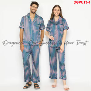 Pyjamas assortis pour couples, bleu marine avec rayures rouges, soie à carreaux verts et rouges, coupe ajustée avec 2 types de manches pour votre commodité - Product Image 4