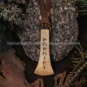 Pendentif sculpté en corne de buffle éco-responsable fait main, personnalisable, bijou unique et tendance pour femmes, vente en gros - Product Image 2