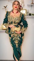 Veste traditionnelle algérienne vert bouteille et robe Badroune 2025, broderie avec des perles de verre cristal, des perles de pierre et des travaux de Dabka