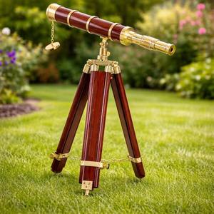 Télescope artisanal en métal et en bois inspiré des instruments marins traditionnels, pour cadeau de collectionneur et accent d'intérieur - Product Image 1