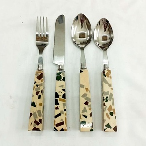 ชุดช้อนส้อมส่องแสงจะนำโทนสีบลัชออนและทองอันหรูหรามาสู่เครื่องใช้บนโต๊ะอาหารในบ้านของคุณรวมถึงที่จับหินอ่อนบนโต๊ะอาหาร - Product Image 4