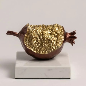 Sculpture moderne en aluminium incroyable, figurine de fruit attrayante, finition dorée de haute qualité, décoration de maison écologique - Product Image 1