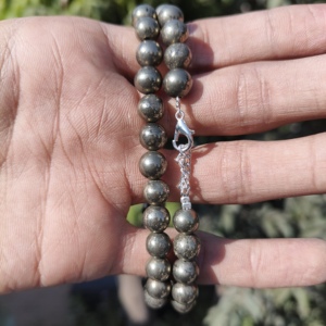 Collier en perles de pyrite naturelle 8 mm Perles rondes lisses Fermoir en argent sterling Cadeau pour femme Pierre précieuse de pyrite AAA Collier unisexe - Product Image 2