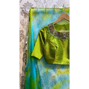 Chemisier de mariée traditionnel en soie personnalisé pour Saree ou Lehenga avec broderie complexe et haut de mariage élégant en dentelle - Product Image 3