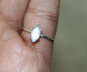 Anillo apilable con ajuste de canal de plata esterlina de piedra lunar, joyería hecha a mano, piedra Natural, corte ovalado, piedra preciosa de arcoíris, regalo para mujer - Product Image 4