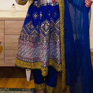 เดรสทางการของผู้หญิง afghani มีงานปักและผ้าคุณภาพสูงเหมาะสำหรับงานปาร์ตี้และกิจกรรมทางวัฒนธรรม - Product Image 2