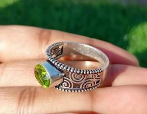 แหวนแต่งงาน/หมั้นผู้หญิงเงินแท้ 925 ทำมือ ดีไซน์ทันสมัย ประดับเพชรพลอยสีเขียวทรงรี - Product Image 2