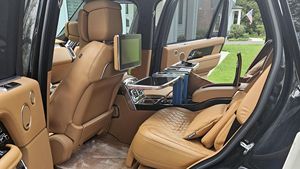 2022 SVAutobiography LWB, V8 suralimenté de 557 ch, transmission intégrale, palette de peinture bicolore, non modifiée - Product Image 4
