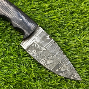 Cuchillo de caza Skinner de supervivencia de acero de Damasco con mango de madera para exteriores y herramientas - Product Image 3