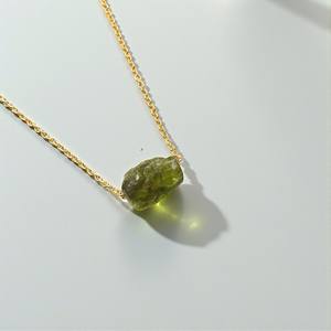 Collar de Plata de Ley 925 con Peridoto en Bruto de 8-10 mm - Collar con Piedra de Nacimiento de Agosto - Product Image 1