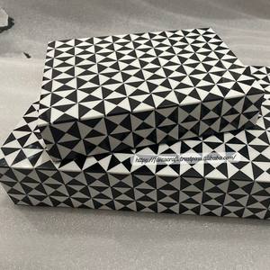 Boîte artisanale en os incrusté, décorative, noire et blanche, carrée, avec fermeture magnétique, motif gravé, pour le rangement de Noël - Product Image 1