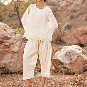 Ensemble coordonné 2 pièces en coton brodé, haut sans manches à col licou, pour usage quotidien, 100% coton uni, séchage rapide, non tissé - Product Image 1