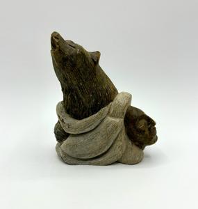 Escultura de piedra de jabón abstracta pulida. Un diseño fluido y moderno sobre una base de mármol. Decoración elegante, disponible a precios de mayorista. - Product Image 5