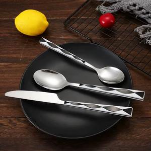 Elegante Juego de Cubiertos con Acabado Plateado para Hoteles, Restaurantes, Buffets, Eventos Especiales, Recepciones, Catering y Cenas Formales - Product Image 3