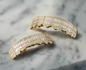 10K Plaqué Or Moissanite Embrald Forme Diamant Fine Grillz Confortable Glacé Hip Hop Ensemble de Bijoux pour Hommes et Femmes - Product Image 1