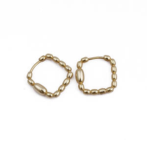 Vente en gros de boucles d'oreilles créoles carrées en laiton en forme de perles grosses boucles d'oreilles créoles larges et brillantes boucles d'oreilles en plaqué or véritable 18 carats - Product Image 3