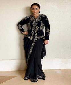 อินเทรนด์กับส่าหรีผ้าไหมริมทะเลอันทันสมัยของเราเสริมด้วยซารีที่ส่องแสงแวววาวเจ้าสาวสวมใส่ส่าหรีทำงานหนัก - Product Image 5