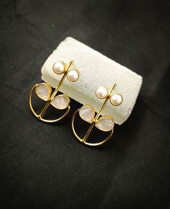 Vente en gros de boucles d'oreilles pendantes en plaqué or comprenant des boucles d'oreilles à crochet en laiton plaqué or faites à la main enveloppées dans un fil d'or 18 carats pour mariage, fête - Product Image 1