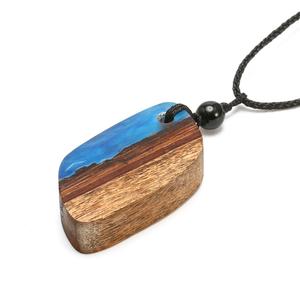 Collier pendentif en résine époxy indien en gros, bijoux en bois de résine et collier en résine à prix abordable - Product Image 1