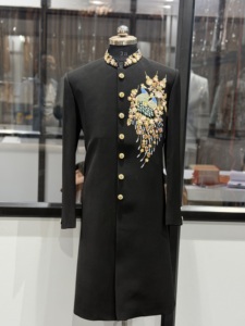 Lujoso Sherwani Indo-Occidental Negro para Hombre, Bordado a Mano con Motivos de Pavo Real, para Novios, Traje Bandhgala para Boda - Product Image 2