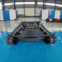 Tondeuse à gazon télécommandée de grande taille, déchiqueteuse de herbe robotisée robuste de type chenillé pour la tonte des grandes terres agricoles et des pentes