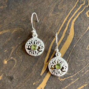 Boucles d'oreilles pendantes tendance en péridot de 1,5 gramme, motif floral, sertissage clos, en laiton, pour fêtes, avec opale, perle, diamant et turquoise - Product Image 1